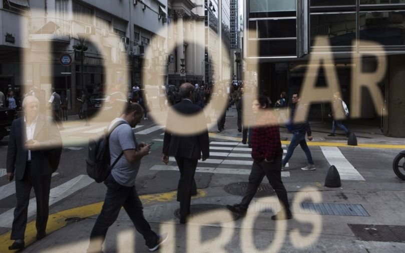 Apareció la oferta y el dólar blue retrocedió a los $200 en la previa de las Elecciones