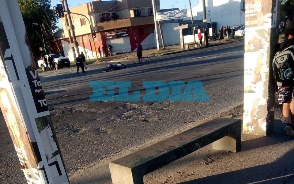Murió un ciclista en Melchor Romero tras ser arrollado por un camión que transportaba hormigón