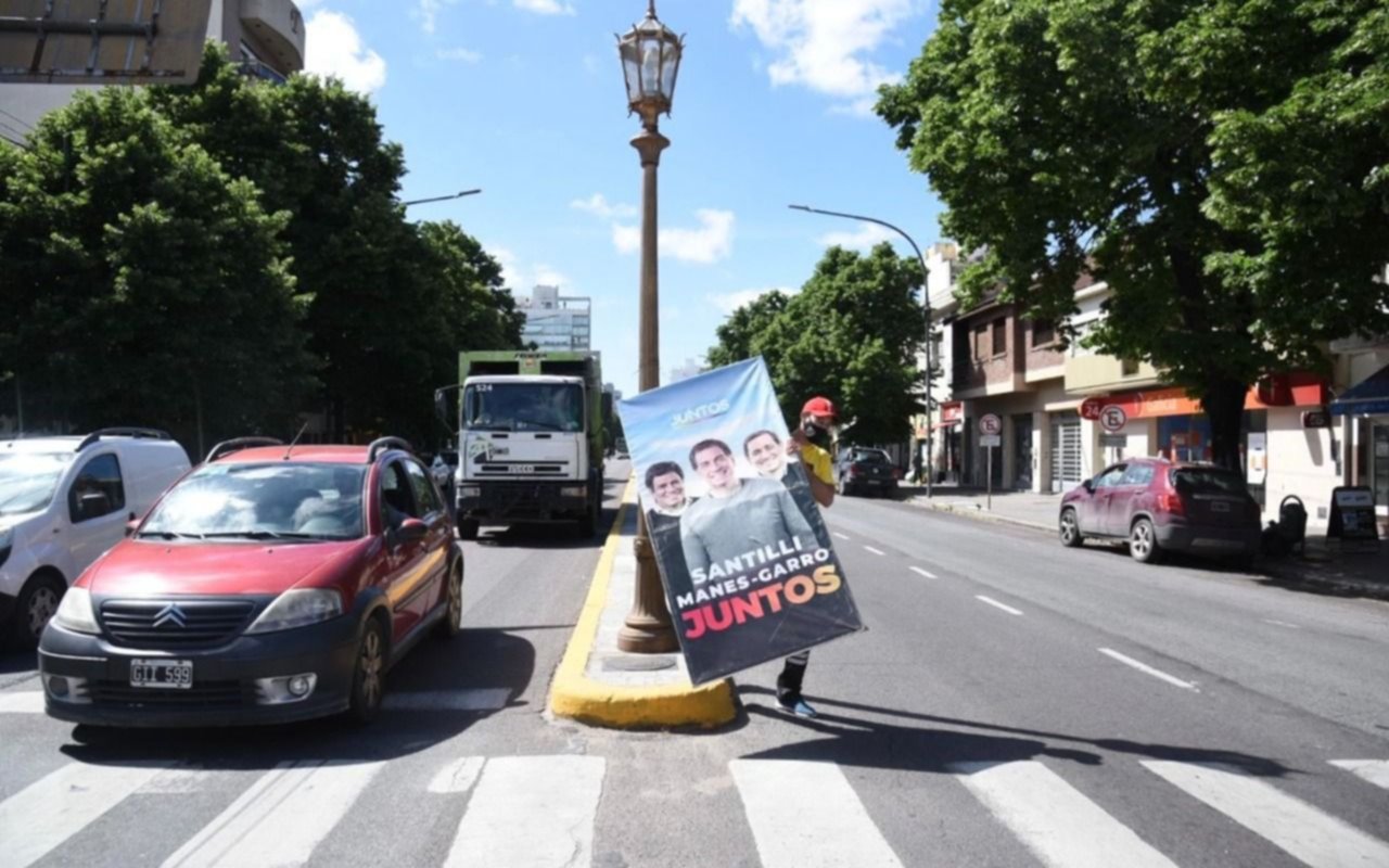 Cruces y polémica por el retiro de cartelería en las calles de la Ciudad