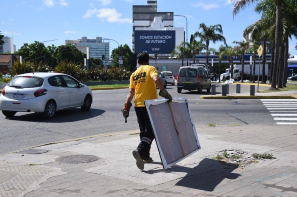 Cruces y polémica por el retiro de cartelería