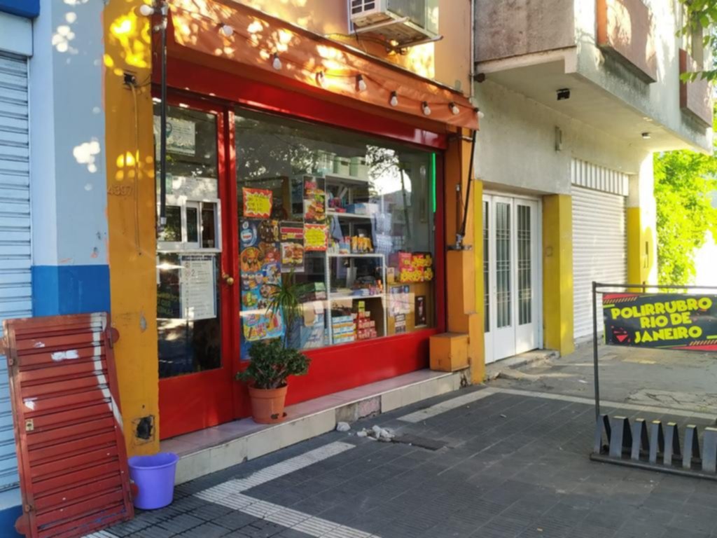 Entró a un kiosco, pidió cigarrillos y, en vez de pagar, se llevó de todo