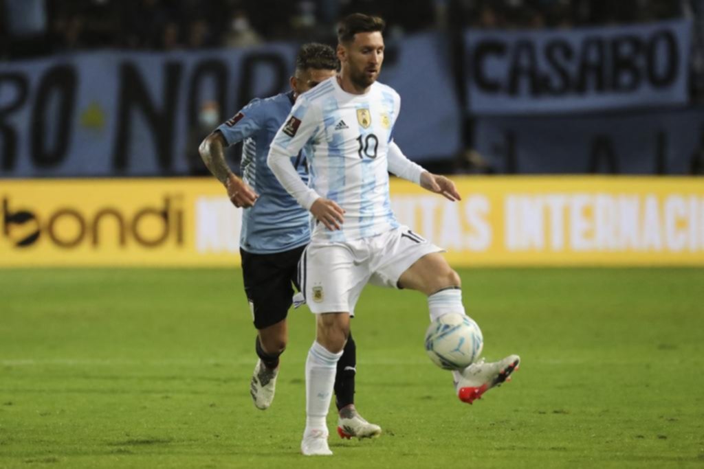 Tras días de intereses cruzados, Messi comenzó desde el banco