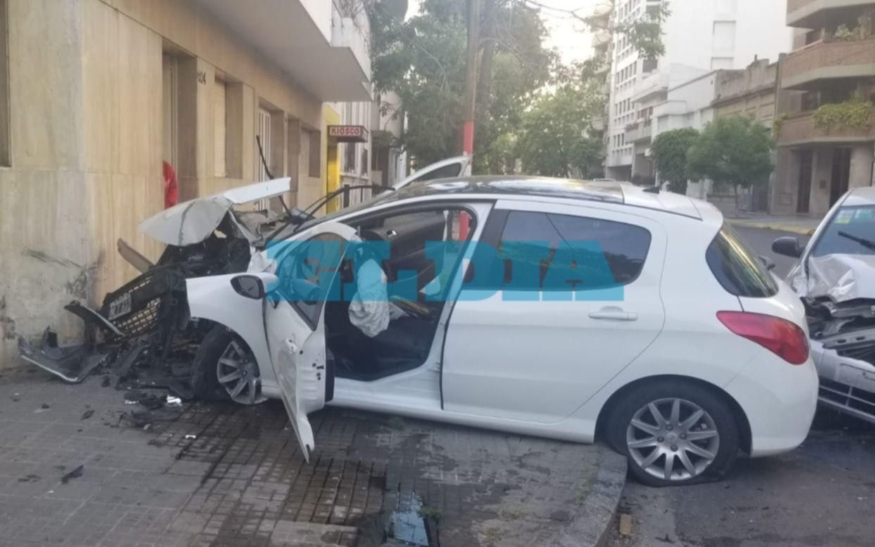 Al menos dos heridos y daños materiales en una casa por un choque en el centro platense