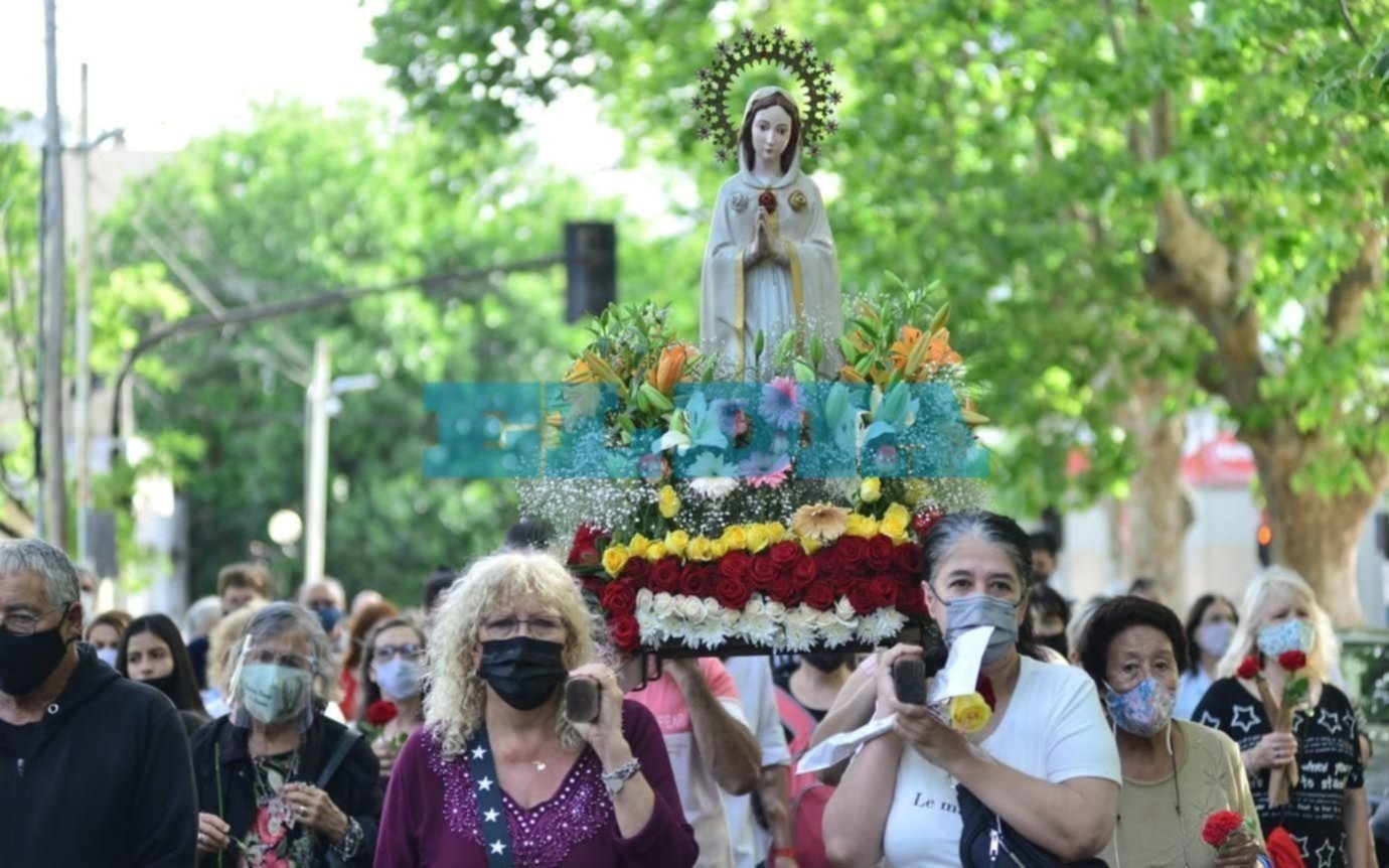 Fotos.- Cientos de devotos veneraron a la Rosa Mística en las calles de La Plata
