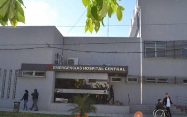 Revuelo en Formosa: reincorporaron al empleado de un hospital que se sacó la foto con Manes
