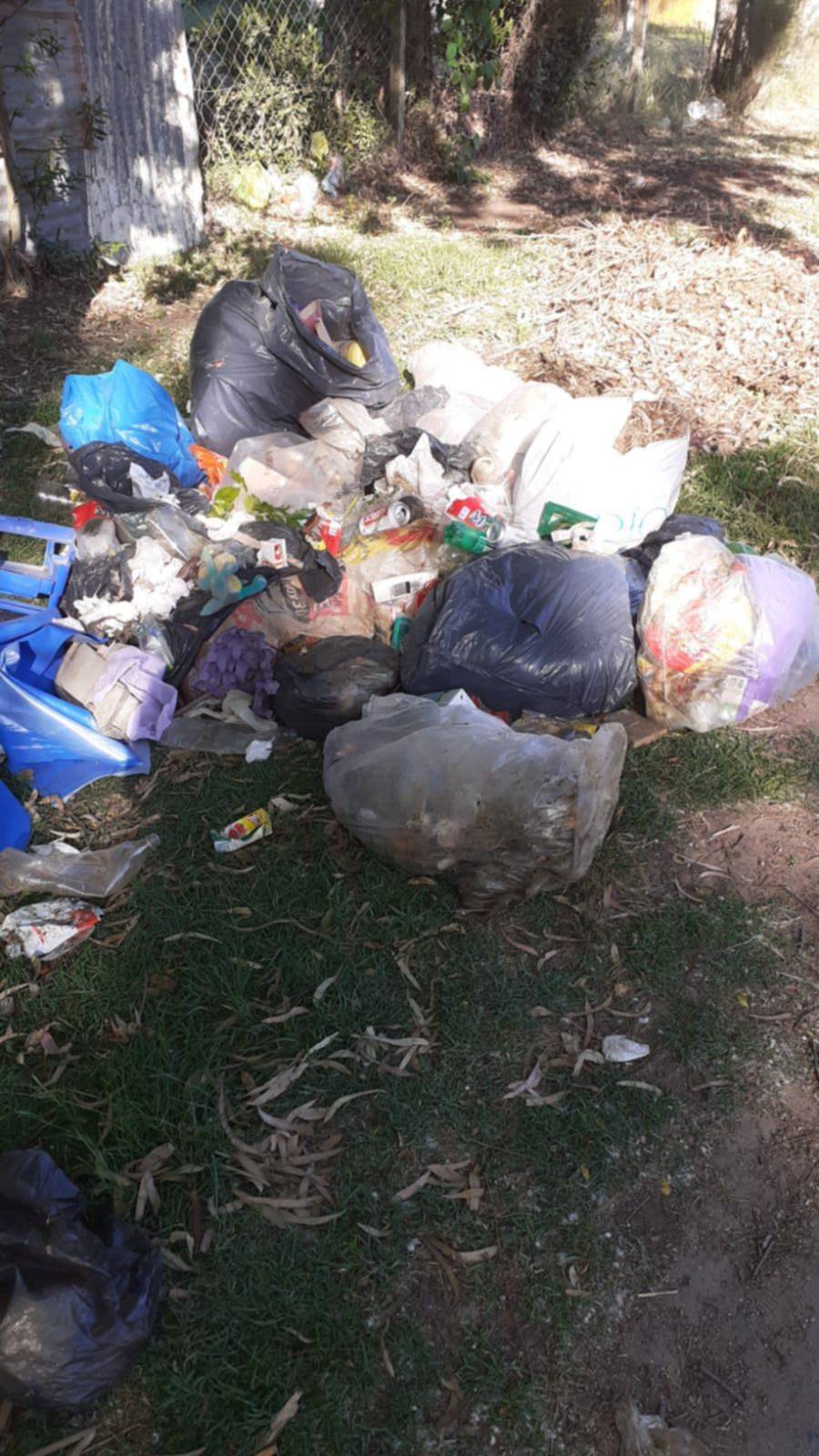 Acumulación de basura en una cuadra de Villa Elvira