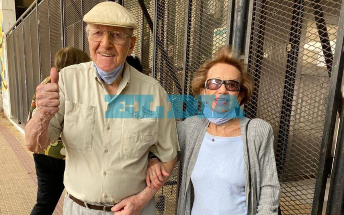 La alegría de Coca y Héctor: "Es un gusto cumplir con el deber cívico a esta altura de la vida"