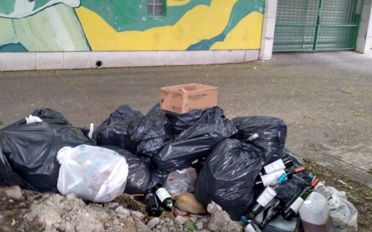 Enojo en un barrio platense por acumulación de bolsas y botellas en la vereda