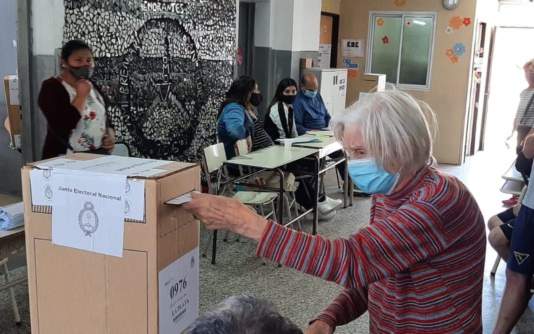 “Beta”, a los 98, fue a votar: "Quiero que mis nietos sean libres y puedan trabajar"