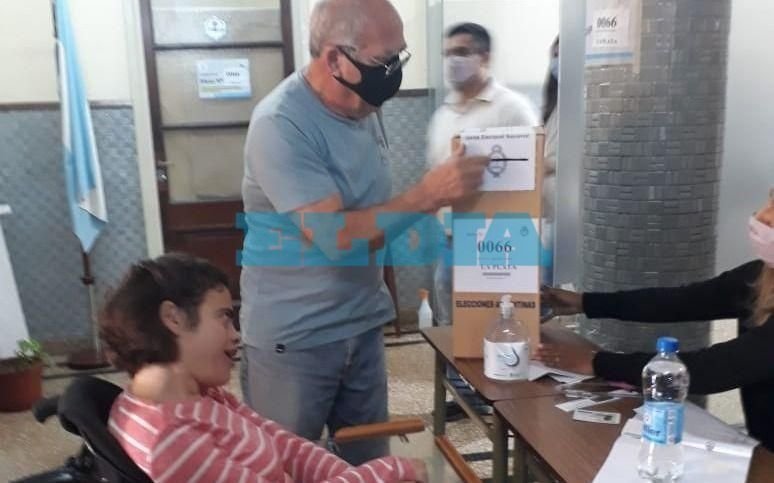 La emoción de una joven platense de 37 años, con discapacidad, que votó por primera vez
