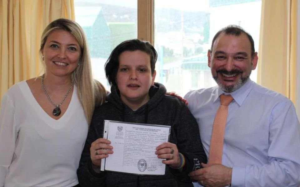 Shanik Lucián votó por primera vez con su DNI no binario