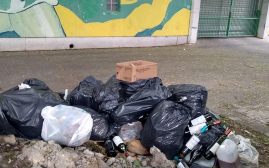 Reclamo en 65 entre 4 y 5 por acumulación de basura