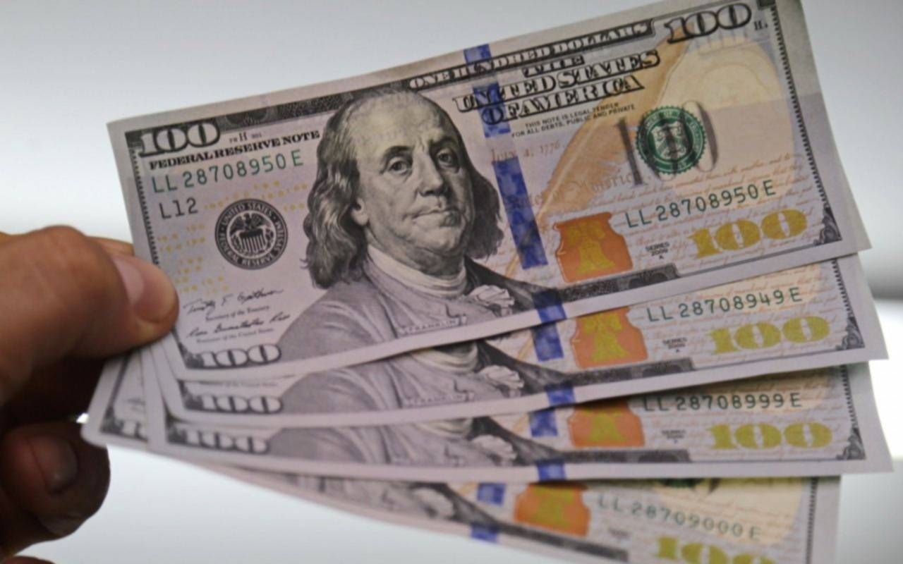 El dólar blue reaccionó con una leve suba, mientras bonos y acciones revierten y ahora operan en baja