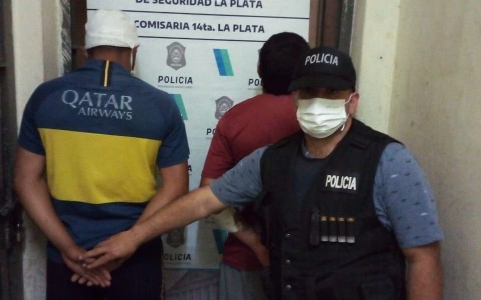 Pelea, un apuñalado en cuello y espalda, y 2 detenidos: detalles del sangriento crimen en Romero