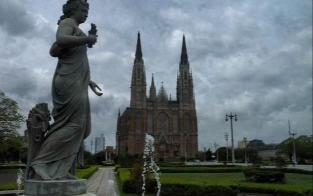 Martes gris y con chances de lluvias para la mañana en La Plata: cómo sigue el clima