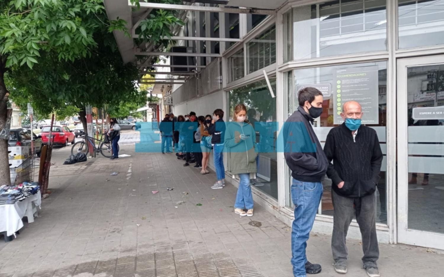 Ya rige el "horario de verano" en los bancos pero algunos vecinos se encontraron con sucursales cerradas