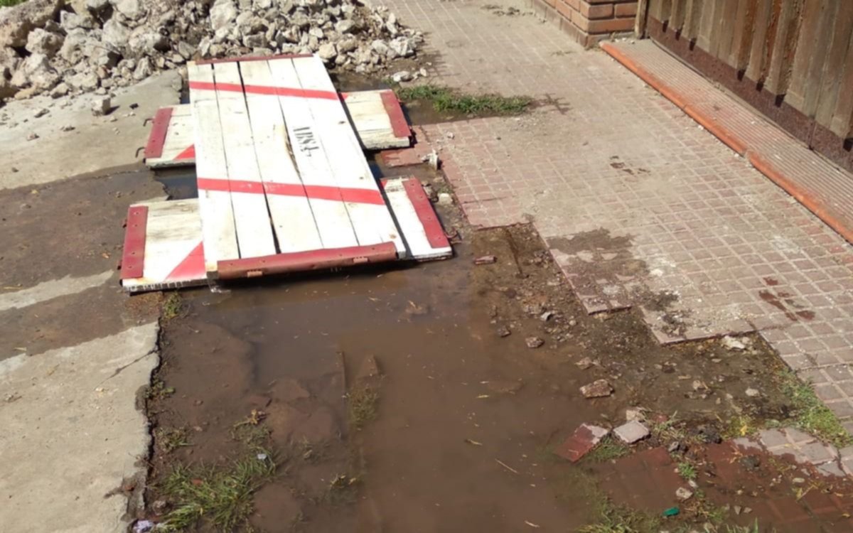 Bronca vecinal con ABSA por rotura de cañería  y baja presión 