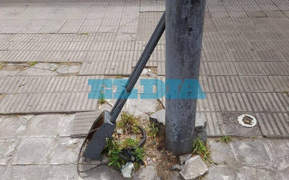 Denuncian "deterioro" y "peligro" de las luminarias en 13 y 34