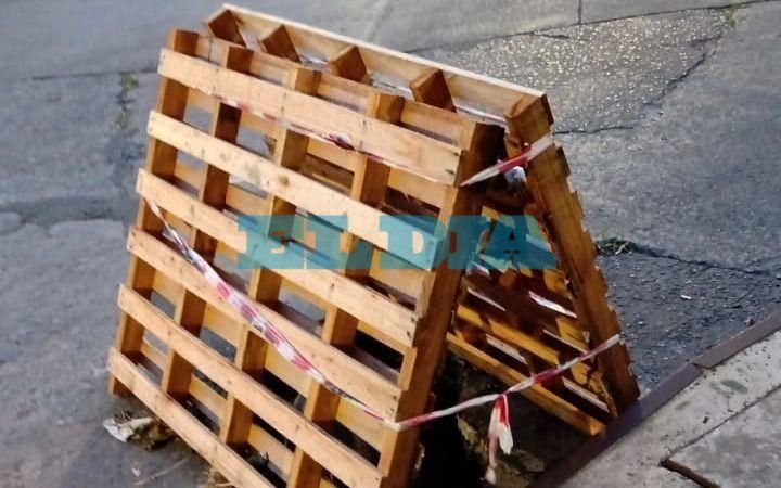 Quejas por un cráter en pleno centro platense