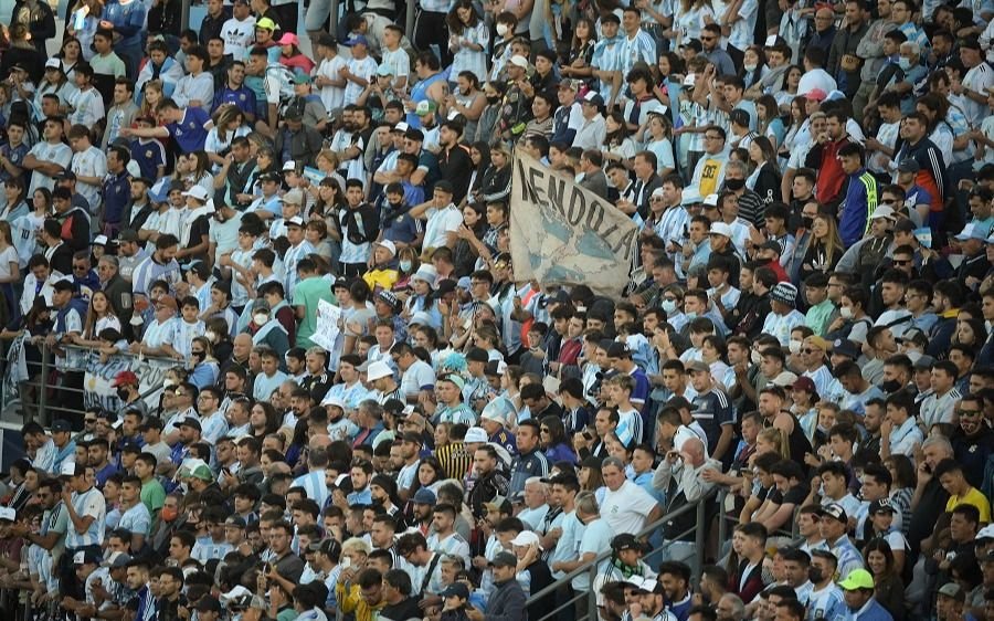 Los hinchas albicelestes colmaron el estadio en San Juan