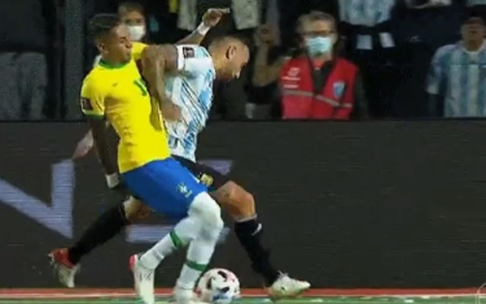 Siga siga: el codazo de Otamendi que debió ser roja