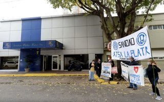 Paro por salarios adeudados: "La familia que administra la clínica Mater Dei viene fracasando desde hace años"