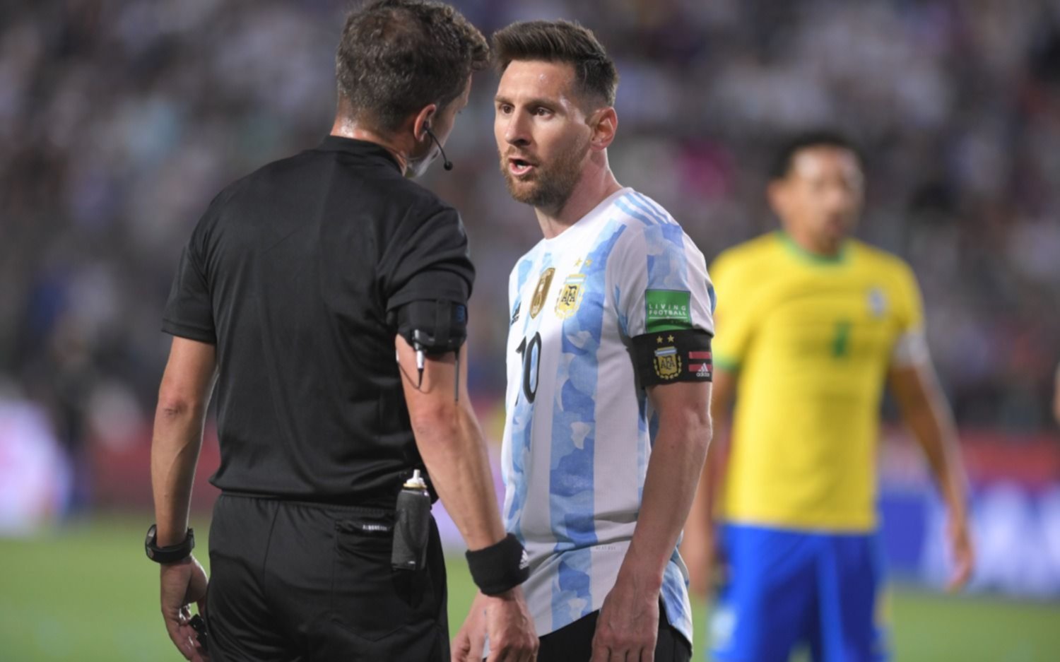 Suspendieron a los árbitros de Argentina-Brasil por el codazo de Otamendi a Raphinha