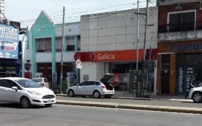 Hallan el auto que habría usado la banda que dio el golpe millonario en el banco de Temperley