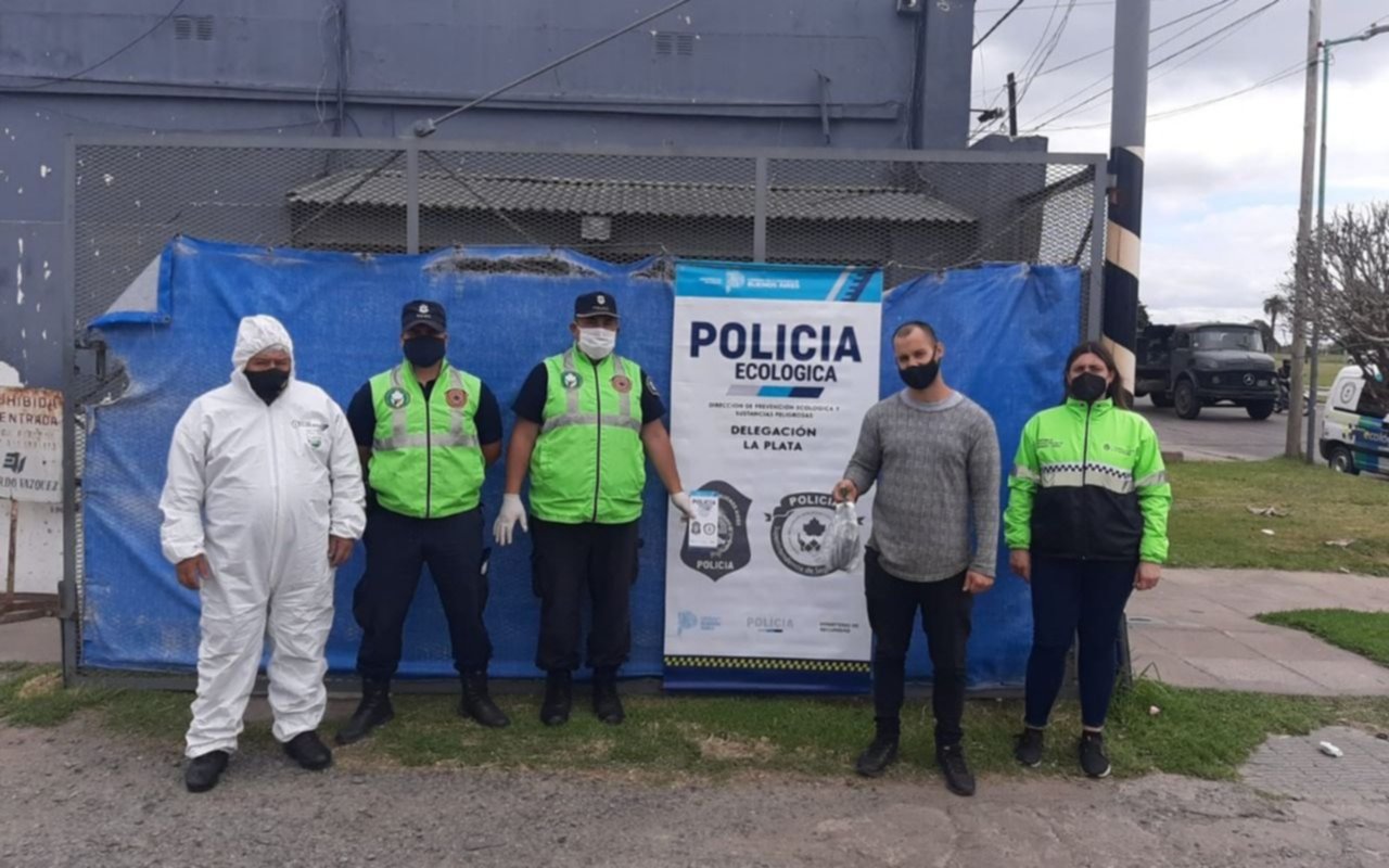 Clausuraron un depósito de grúas en av. 32: taparon las cloacas del barrio con aceite desechado de los motores