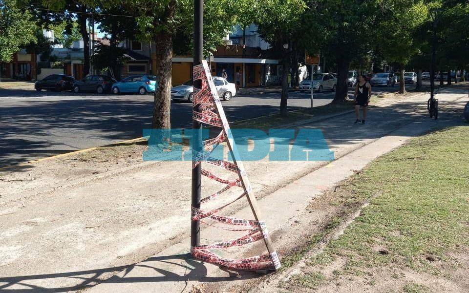 Una luminaria a punto de caer preocupa a los vecinos de la zona de Parque San Martín
