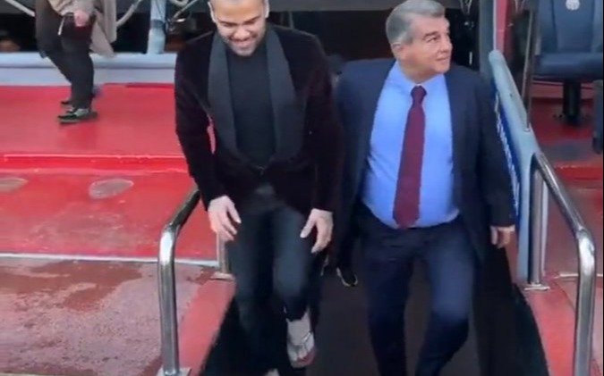 VIDEO: La particular presentación de Dani Alves en Barcelona: traje y sandalias
