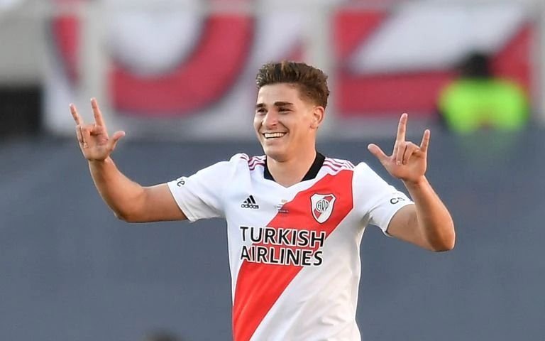 Hay acuerdo: River, Julián Álvarez y una condición para su venta