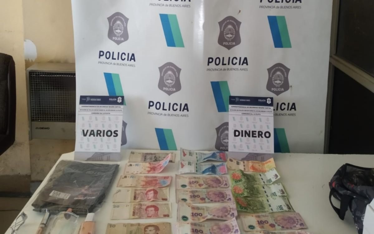 Caminaba por el barrio y fue sorprendida por dos sujetos, uno de ellos menor de edad