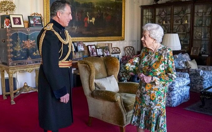 La reina de Inglaterra reaparece en público tras ausentarse por indicación médica