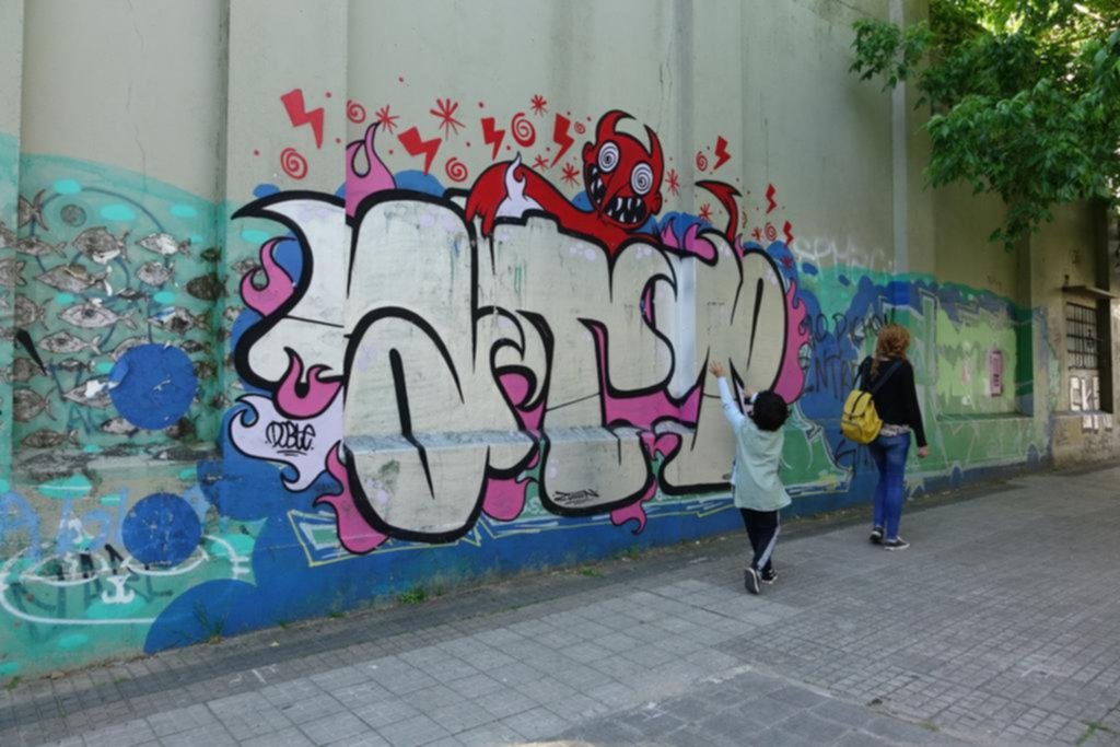 Bombardeada por grafitis, la vía pública sufre un problema crónico