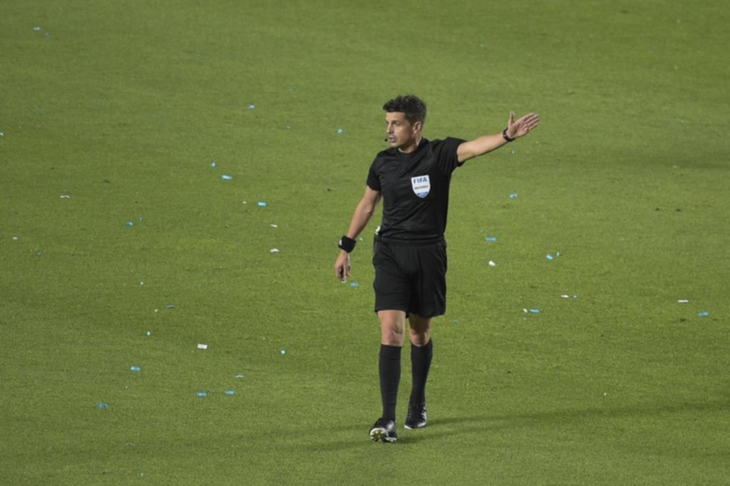 Suspendieron a los árbitros del partido en San Juan