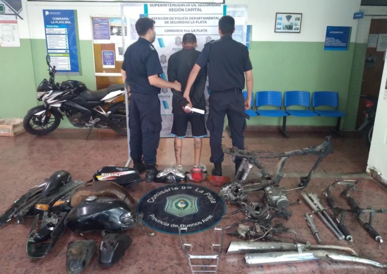 Allanaron un taller mecánico en Villa Elvira y secuestraron dos motos robadas y autopartes