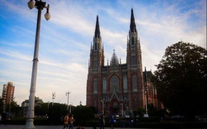 El clima le regala a La Plata un viernes ideal por su cumple: el finde largo, con más de 30º