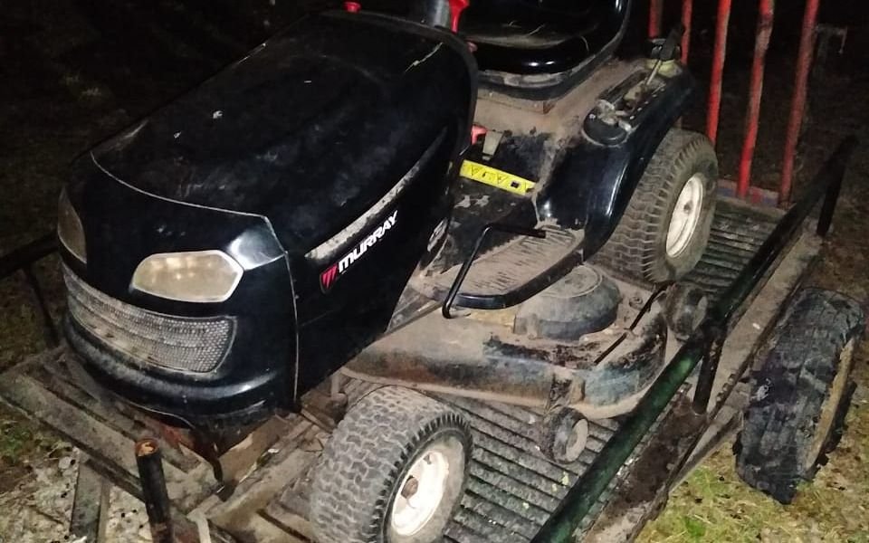 Otro ataque a un club de fútbol infantil: se llevan un tractor para cortar el pasto