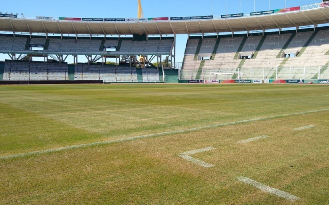 El piso del Kempes, deslucido por la aplicación de un fertilizante en mal estado