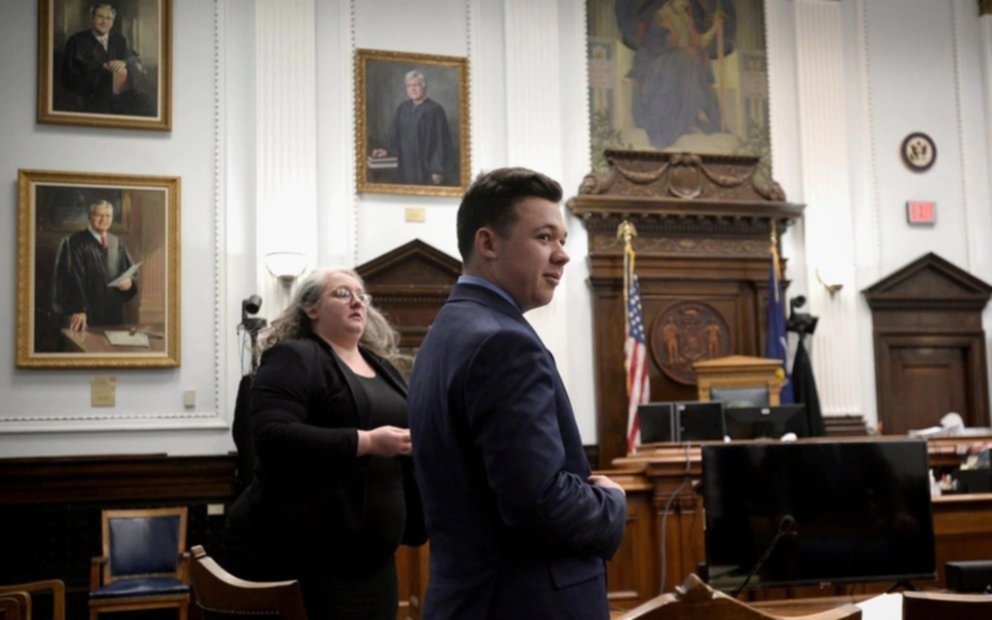Justicia de EEUU absuelve a joven que mató a dos negros y Biden repudió el fallo