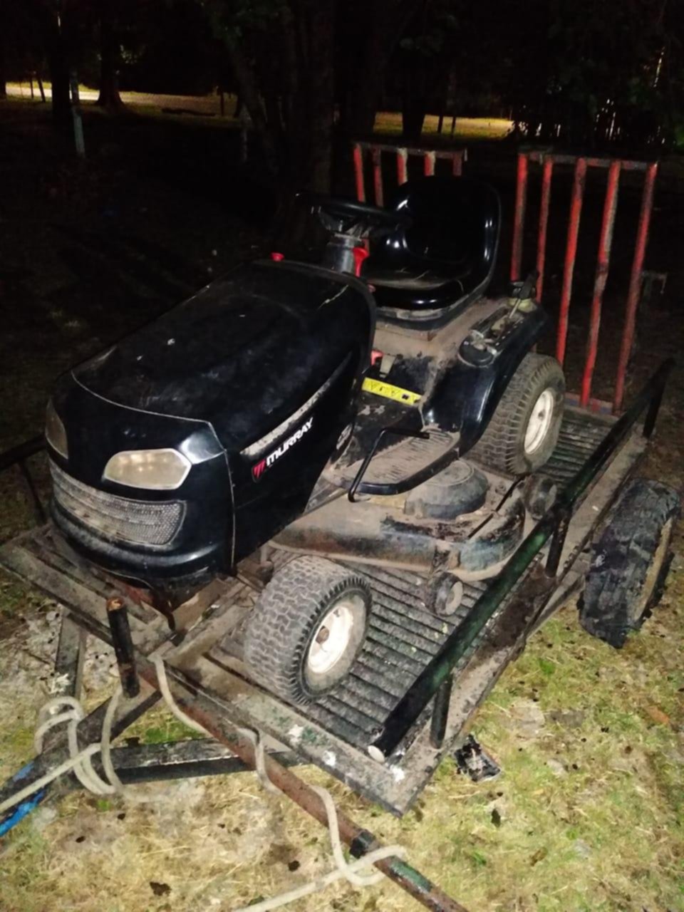 Entraron en un club de fútbol para llevarse un tractor para cortar pasto