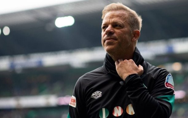 Entrenador de Werder Bremen renunció al cargo tras acusación de falsificar certificado de vacunación