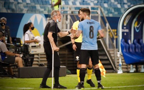 La emotiva despedida de Nández al "Maestro" Tabárez, cesado en Uruguay