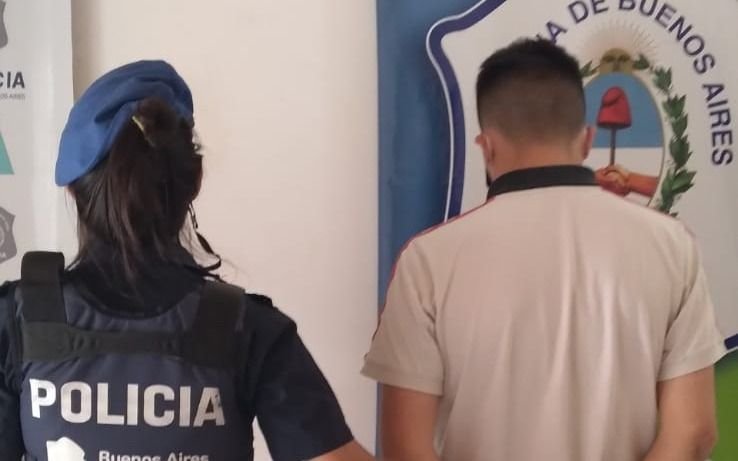 Estaba prófugo de la Justicia y lo capturaron merodeando el Teatro Argentino
