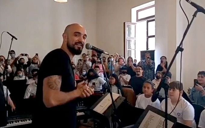 Abel Pintos sorprendió en Mar del Plata y cantó con una orquesta infanto juvenil 