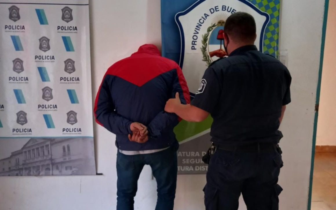 En pleno centro, agredió y empujó a su novia de 17 años