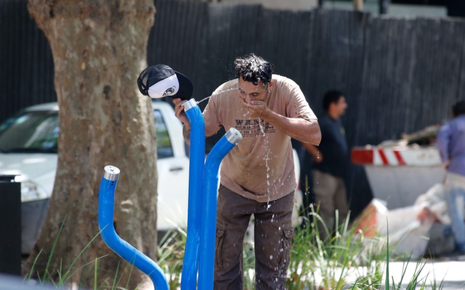 La Ciudad es un horno: los platenses se refugian en parques y plazas para zafar del calor