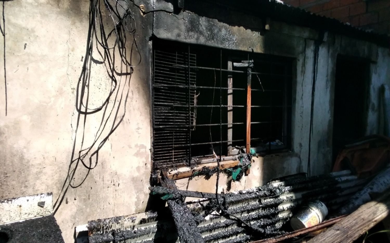 Voraz incendio en un domicilio de Los Hornos: vecinos salvaron a un joven en silla de ruedas