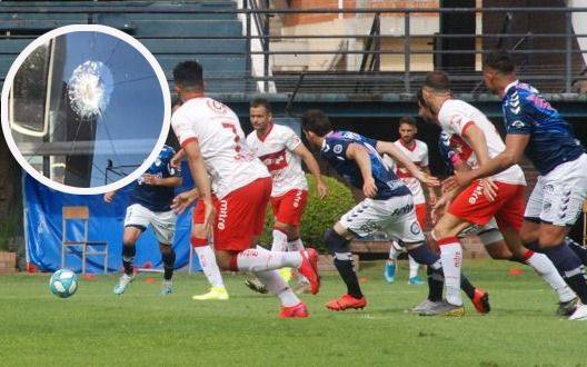 Fuerte repudio: Hinchas de Morón atacaron con piedrazos el micro de Quilmes